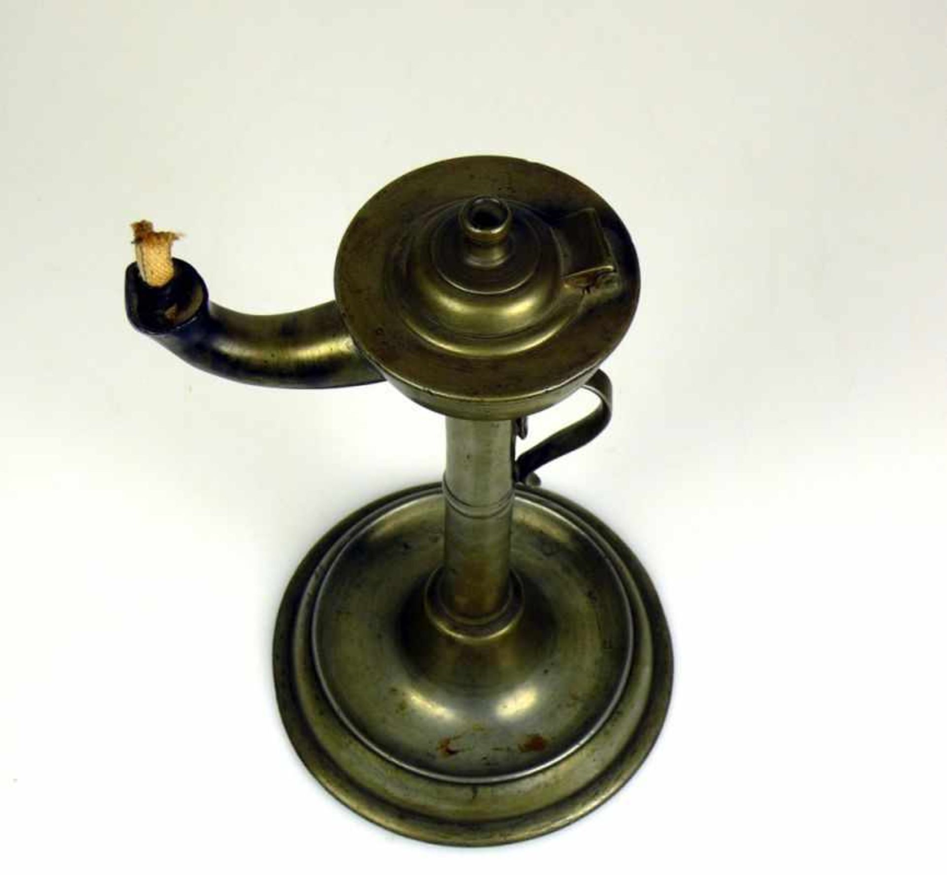 Petroleumlampe (19.Jh.) Zinn; auf Tellerfuß mit hohem Schaft und Fingerhenkel; Bodenunterseite mit - Bild 3 aus 4