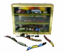 Spielzeug-Schauvitrine (20.Jh.) mit diversen Blechspielzeug Autos und Eisenbahn; tlw. Märklin;