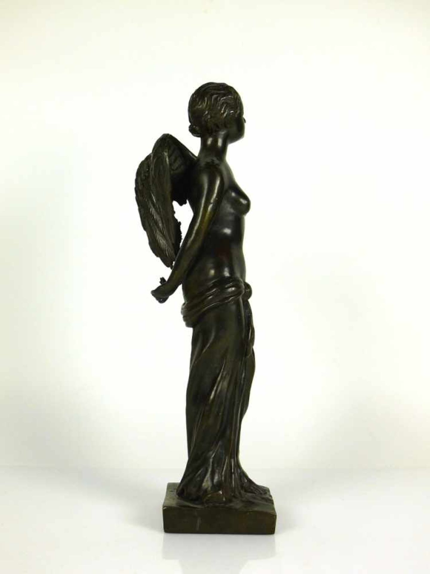 Bronze-Skulptur "Psyche"; als weiblicher, geflügelter Akt; auf quadr. Sockel; dunkel patiniert; H: - Bild 3 aus 6