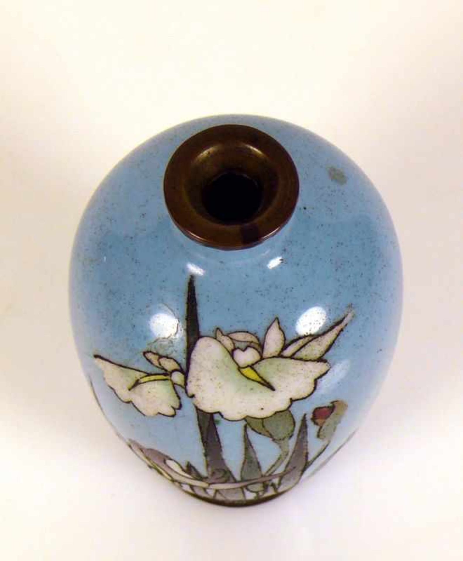 Paar kleine Cloisonné-Vasen (um 1900) auf hellblauem Grund farbiger Blütendekor (1x mit leichtem, - Image 2 of 2