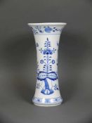 Vase (Meissen, 2.H.20.Jh.) taillierter Korpus; bl. Zwiebelmuster; bl. Schwertermarke, I. Wahl; nicht