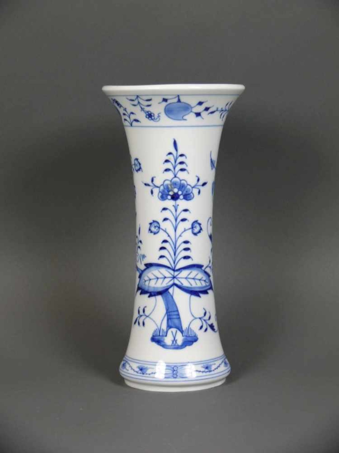 Vase (Meissen, 2.H.20.Jh.) taillierter Korpus; bl. Zwiebelmuster; bl. Schwertermarke, I. Wahl; nicht