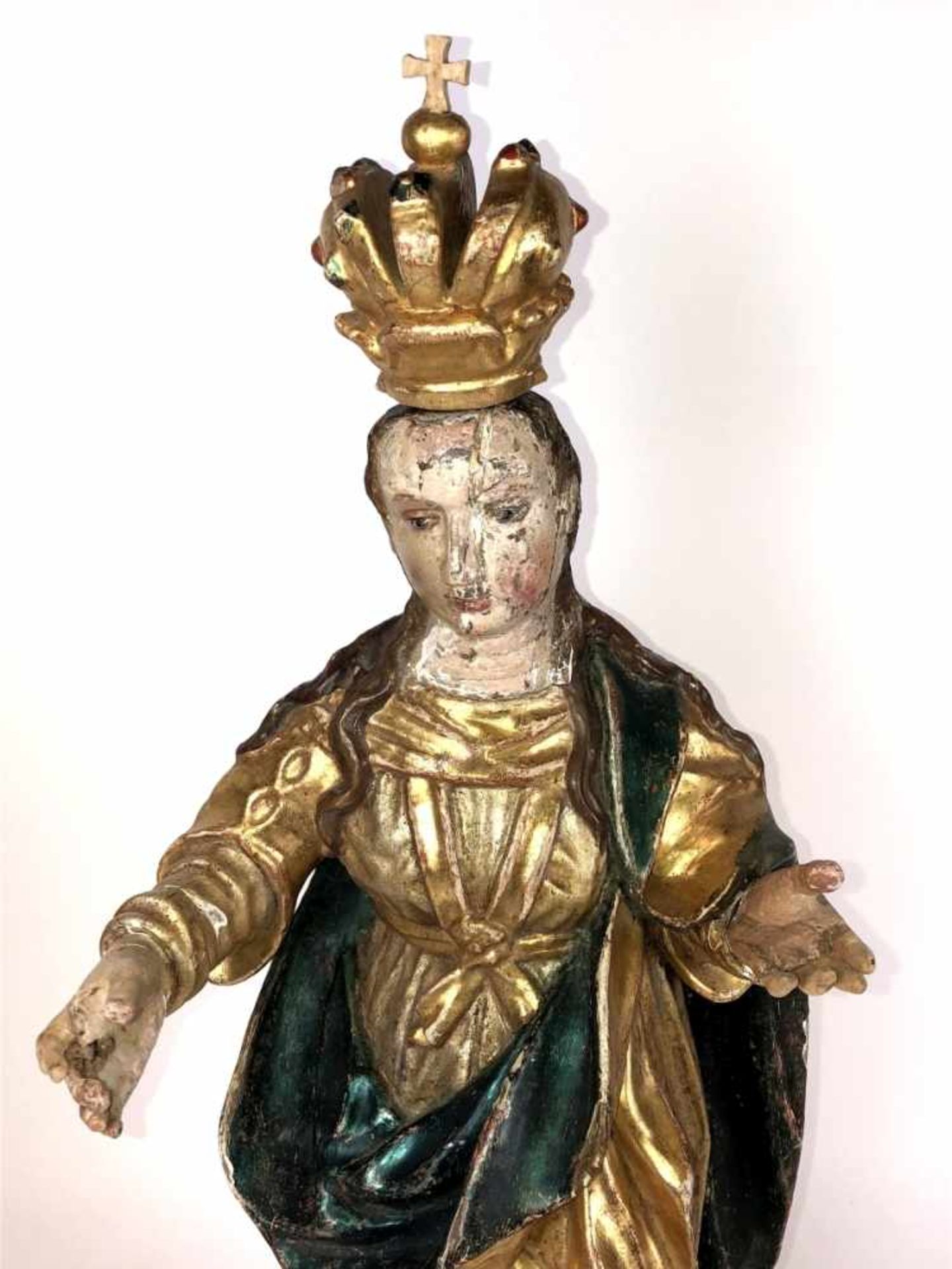Madonna (18.Jh.) auf Mondsichel stehend; bekrönt; Holz vollrund geschnitzt; farbig gefasst und - Bild 2 aus 4