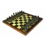 Schachspiel (wohl Spanien, 20.Jh.) Figuren jeweils in Silber (geprüft); mit passigem Schachbrett; in