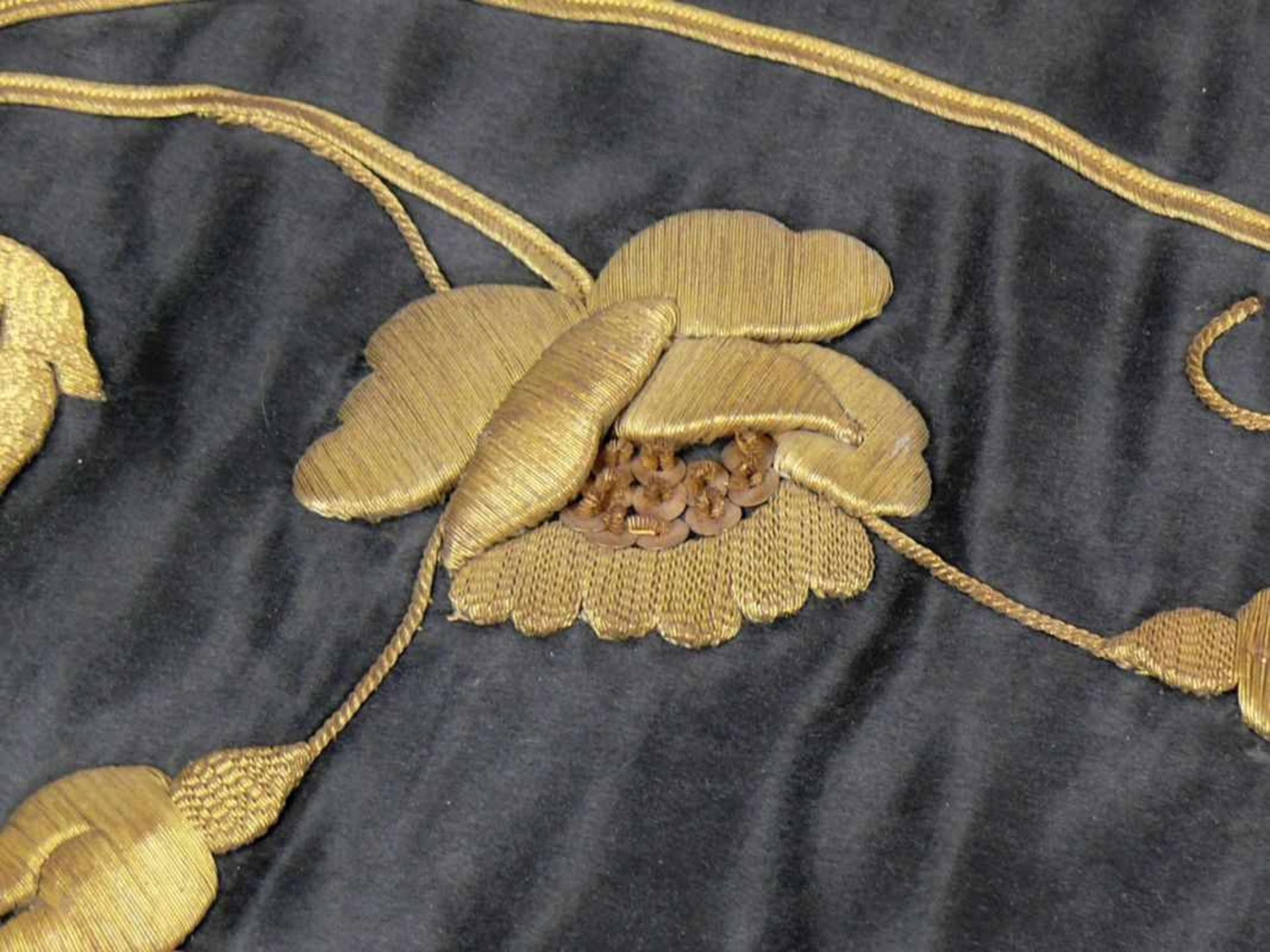 Tischläufer (19.Jh.) auf schwarzer Seide floraler, erhabener Dekor in Goldbrokat; gefasste - Bild 2 aus 3