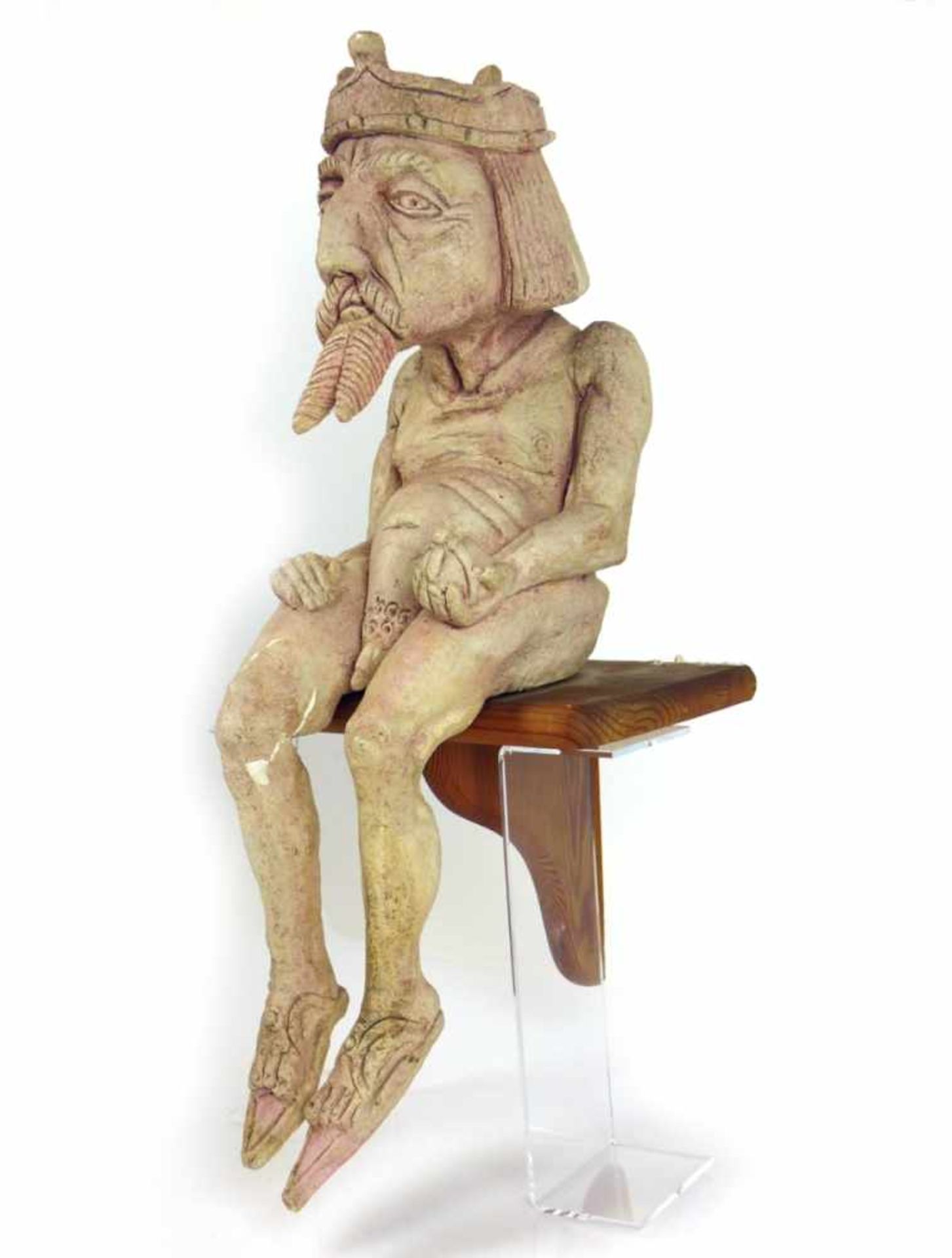 LENK-Figur "König Sigismund" sitzend; auf Holzsockel montiert; leicht beschädigt am Knie und an - Bild 8 aus 9