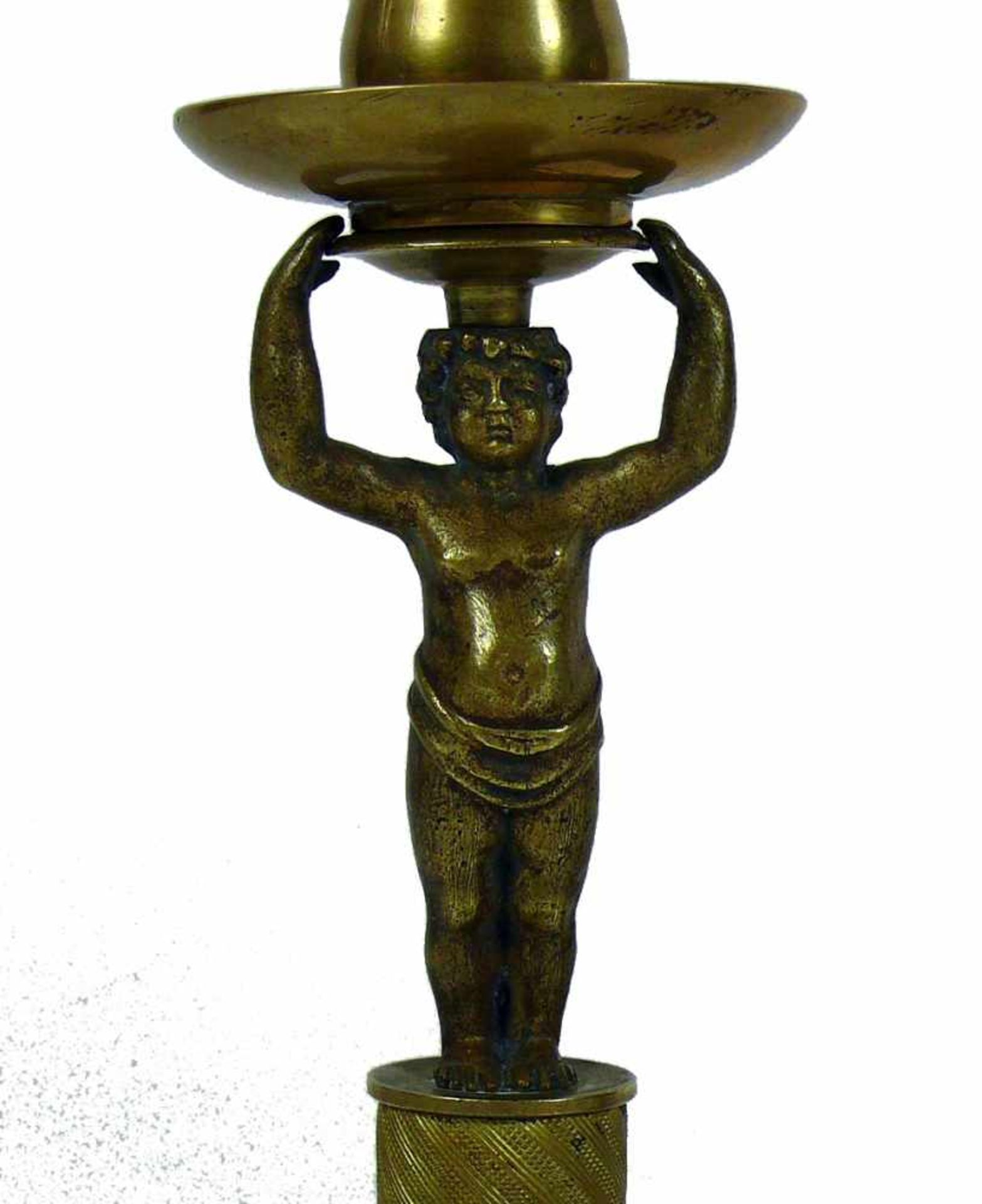 Paar Figuren-Kerzenleuchter (19./20.Jh.) Messing/Bronze; Scheibenfuß mit fein ziseliertem Sockel; - Bild 2 aus 2