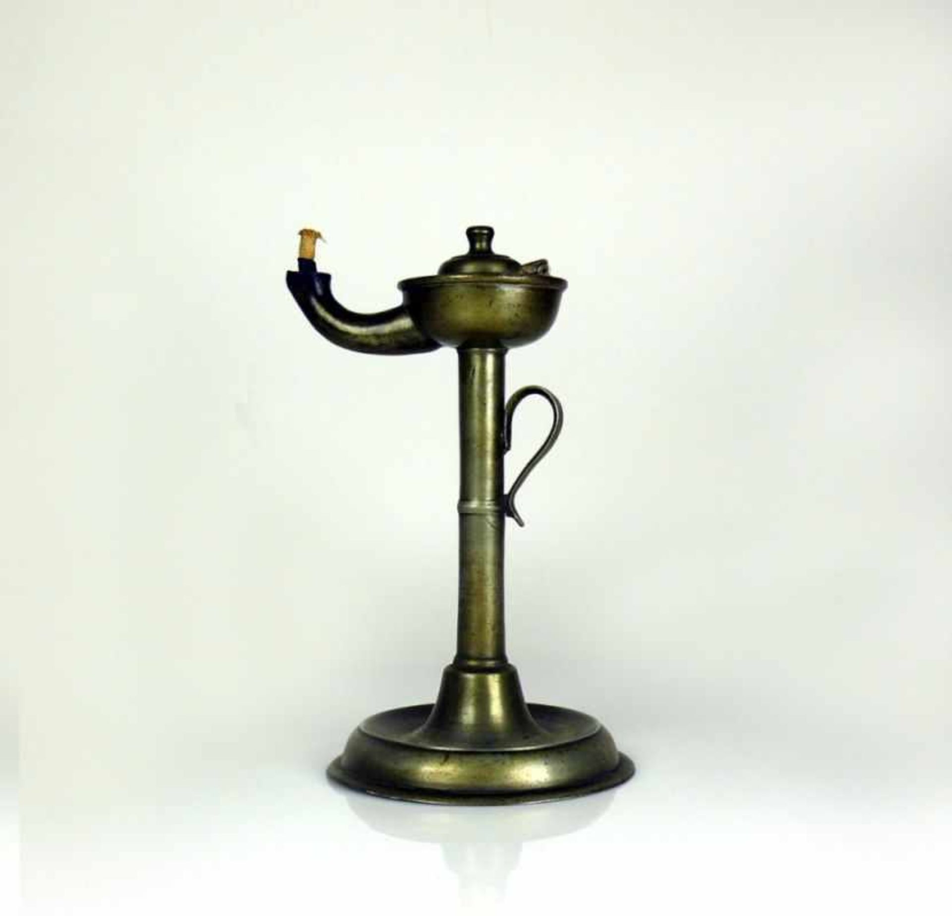 Petroleumlampe (19.Jh.) Zinn; auf Tellerfuß mit hohem Schaft und Fingerhenkel; Bodenunterseite mit