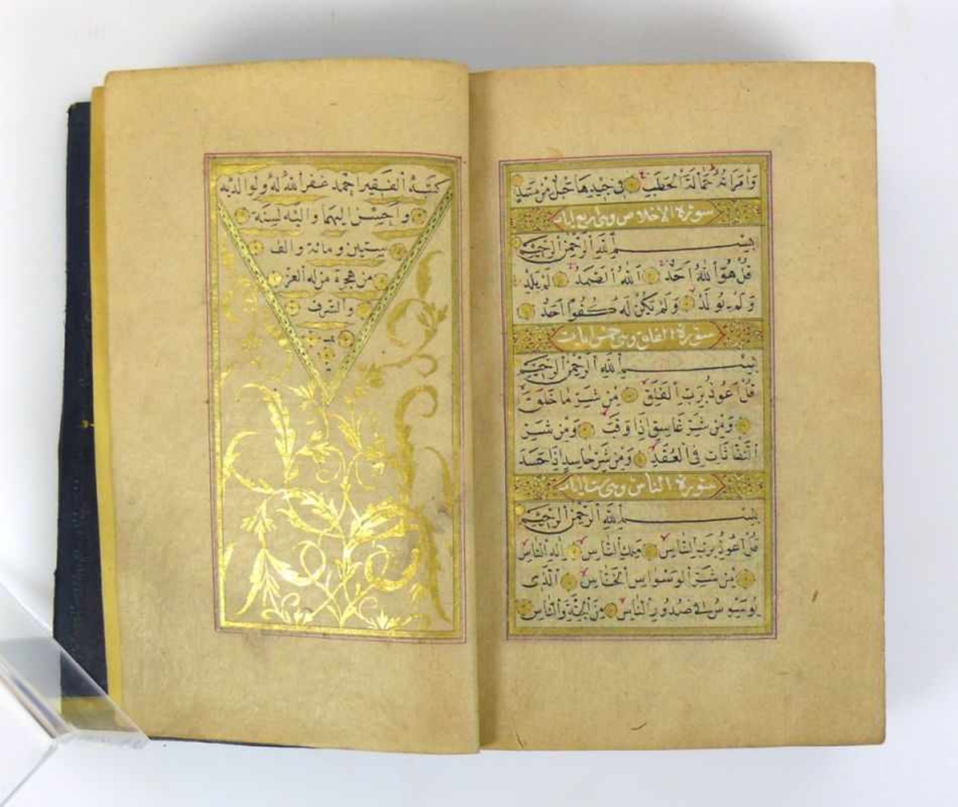 Koran 2 div. handgeschriebene und verzierte Koran-Bücher; 1x in geprägtem, floral gestaltetem - Image 2 of 10
