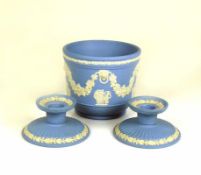 Schale und Paar Leuchter (20.Jh.) Wedgwood; hellblau mit weißem Girlandendekor; H: Schale 11 cm;