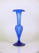 Vase (1.H.20.Jh.) Moser, Böhmen; Blauglas mit gestrecktem Hals; geschliffener Korpus; umgeschlagener