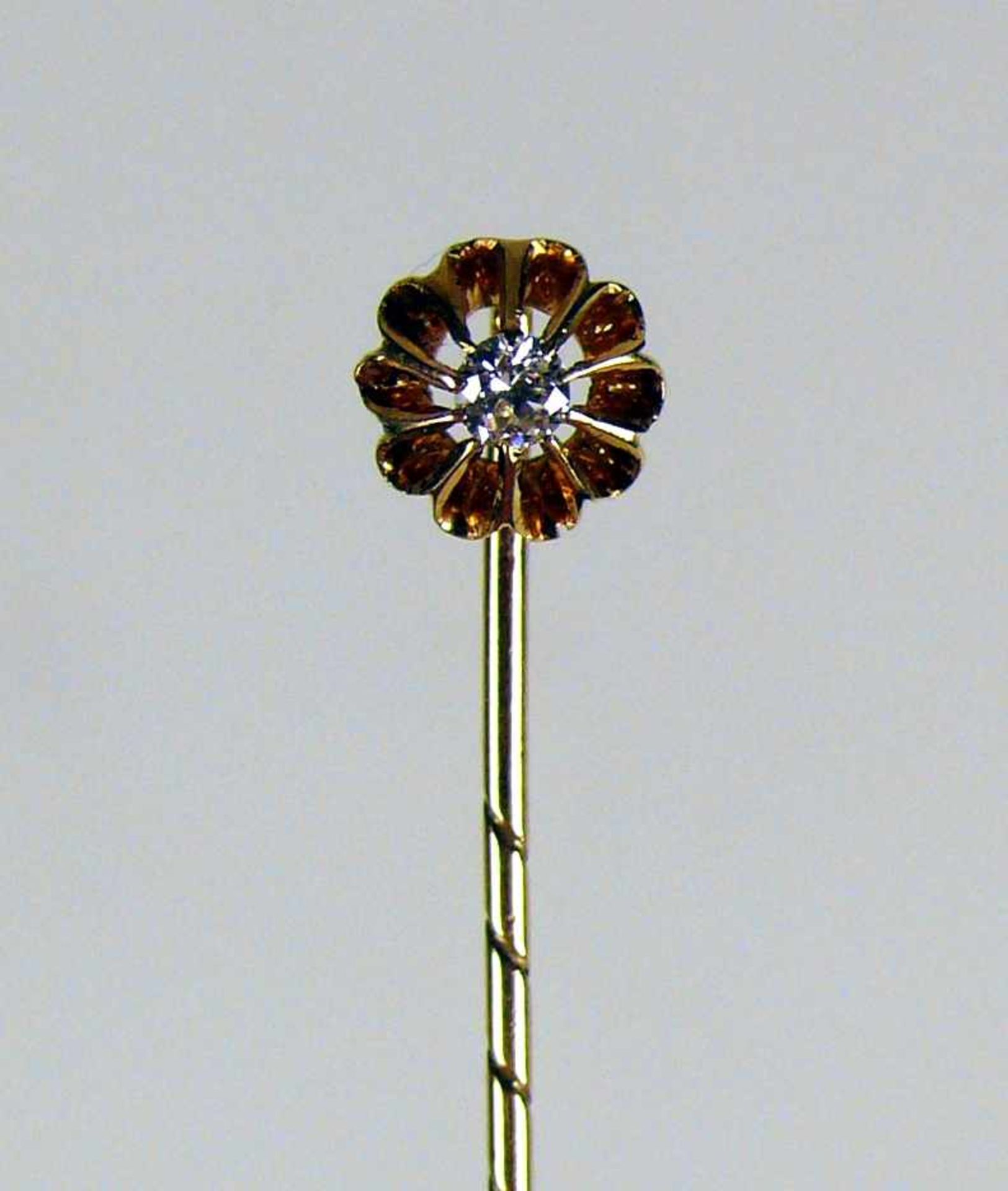 Revers-Stecker 14ct GG; Blütenform mit zentralem Brillant von ca. 0,10ct; 2g - Image 2 of 2