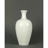 Vase (KPM Berlin, 2.H.20.Jh.) Weißporzellan; H: 21 cm; bl. Zeptermarke; nicht beschädigt