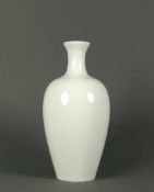 Vase (KPM Berlin, 2.H.20.Jh.) Weißporzellan; H: 21 cm; bl. Zeptermarke; nicht beschädigt