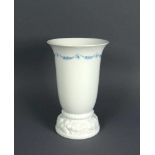 Vase (Rosenthal) Stand mit Rosenrelief; unterhalb des Vasenrandes umlaufender Girlandendekor in