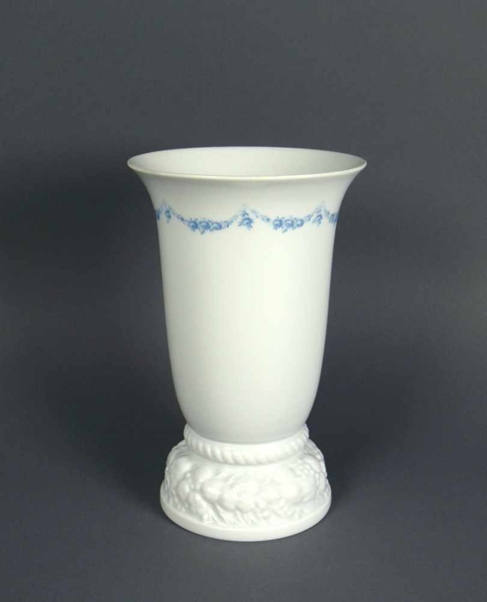 Vase (Rosenthal) Stand mit Rosenrelief; unterhalb des Vasenrandes umlaufender Girlandendekor in