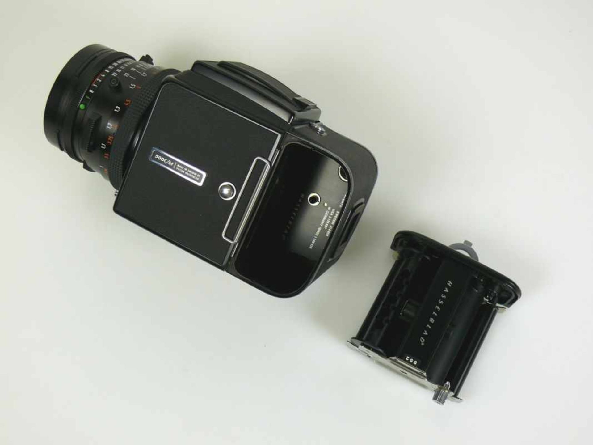 HASSELBLAD-Kamera Modell 500C/M; Carl Zeiss Objektiv Planar 2,8/80, 7169937; Funktion nicht geprüft; - Bild 3 aus 6