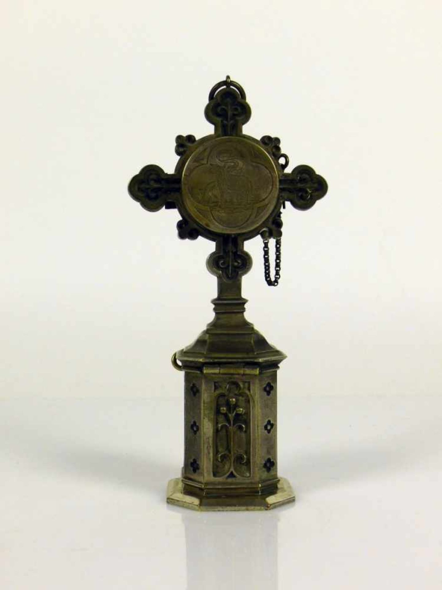 Reliquien-Gefäß (19.Jh.) hoher Sockel floral ornamentiert; darauf Kreuz mit aufklappbarem