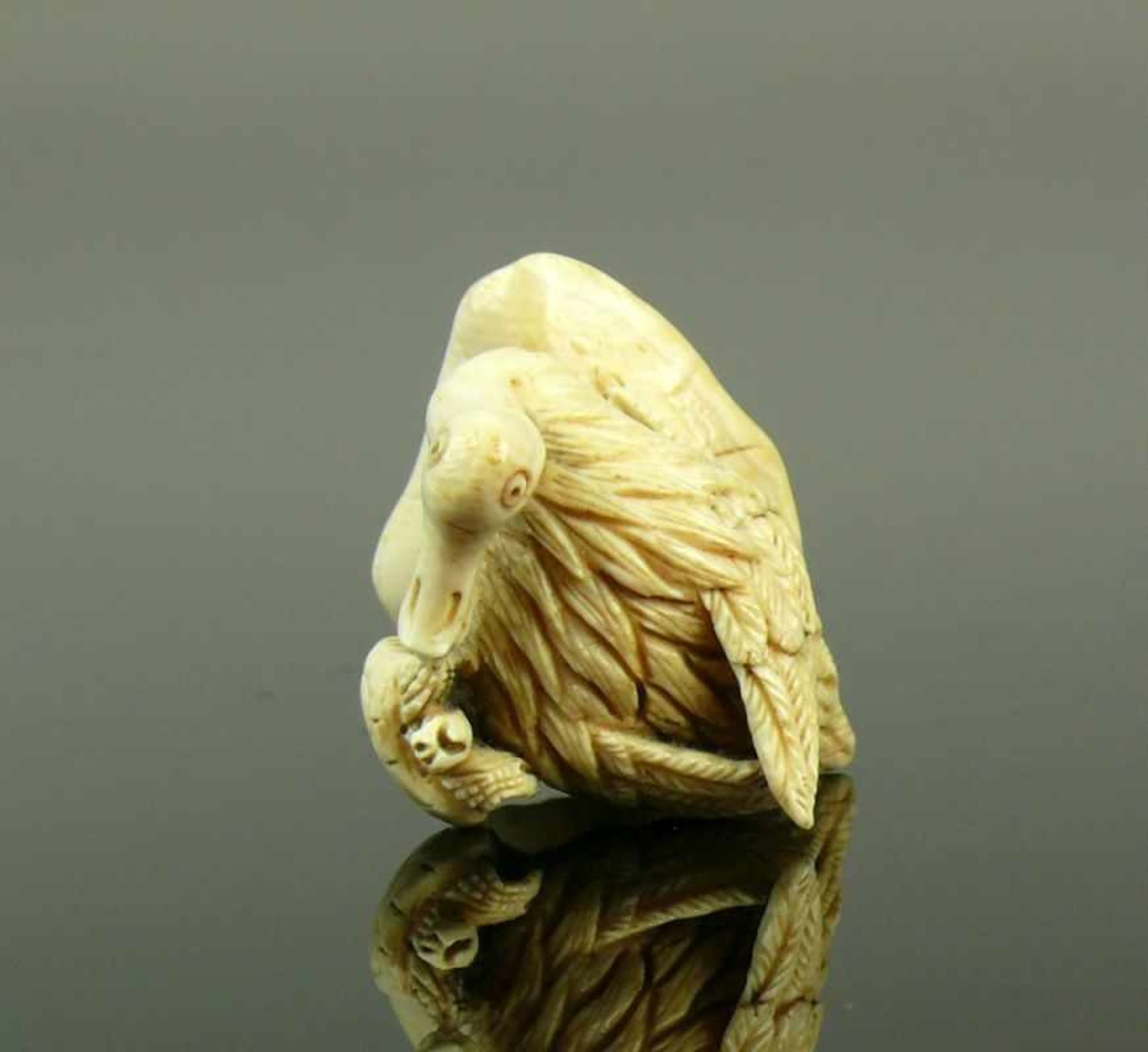 Netsuke (Japan, um 1900) "Pelikan mit Schildkröte"; Elfenbein; Bodenunterseite sign.; 3 x 4 x 3 cm - Bild 5 aus 6