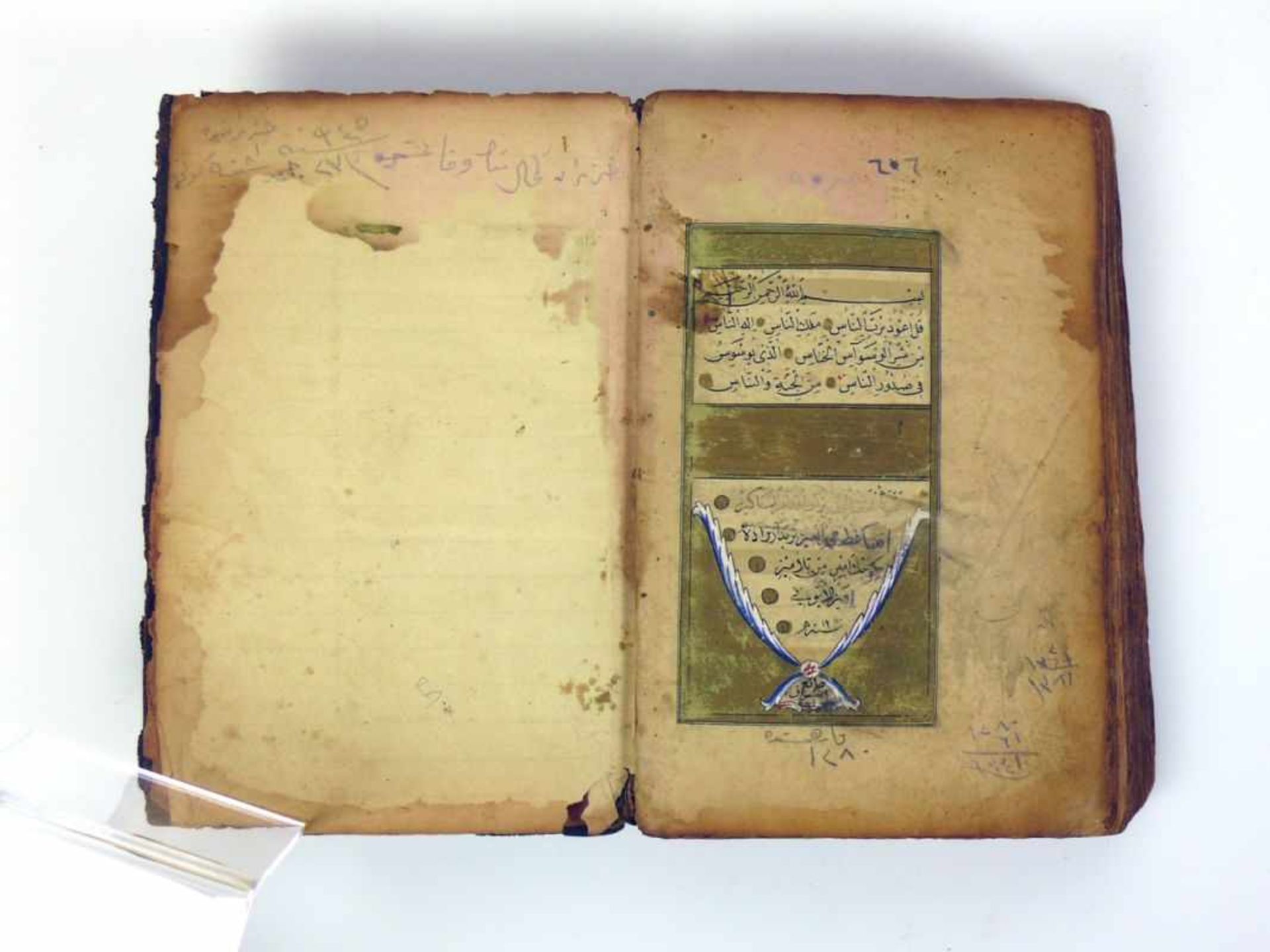 Koran 2 div. handgeschriebene und verzierte Koran-Bücher; 1x in geprägtem, floral gestaltetem - Image 3 of 10