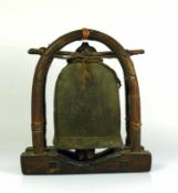 Tempel-Gong Bronzeglocke in Holzgestell; H: 35 cm