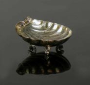 Kleine Schale (Nürnberg, um 1800) Silber; Muschelform; auf 3 blattförmigen Füßen; gemarkt und mit