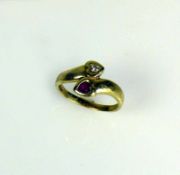 Damenring 14ct GG; Schlangendekor; besetzt mit Rubin und kleinem Diamant; Ringgr. 58; 3g