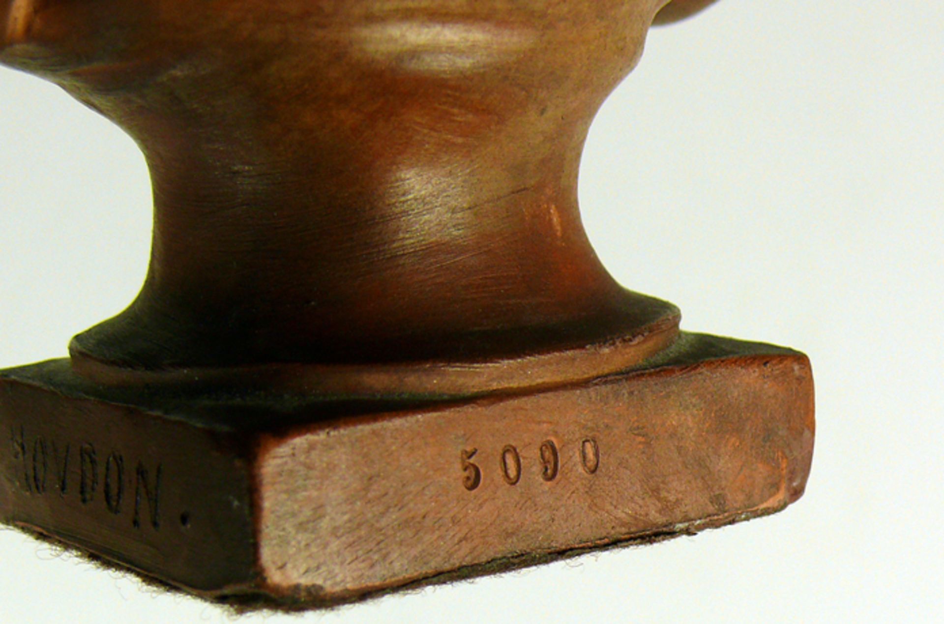 Frauenbüste Ton; auf Sockel sign.: HOFDON; H: 22 cm - Bild 5 aus 7