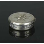 Deckeldose Deutsch, Silber 800; runde Form; D: 7 cm; auf Wandung und Deckel reliefierter