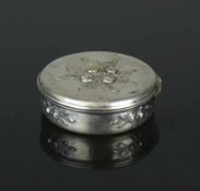 Deckeldose Deutsch, Silber 800; runde Form; D: 7 cm; auf Wandung und Deckel reliefierter