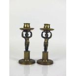 Paar Figuren-Kerzenleuchter (19./20.Jh.) Messing/Bronze; Scheibenfuß mit fein ziseliertem Sockel;