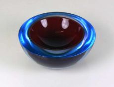 MURANO-Schale dickwandiges, farbloses Glas rot unterfangen; Rand blau; D: 15,5 cm; H: 6,5 cm