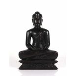 Buddha Holz (dunkel) geschnitzt; auf Sockel sitzend; in der Meditationshaltung; H: 24 cm