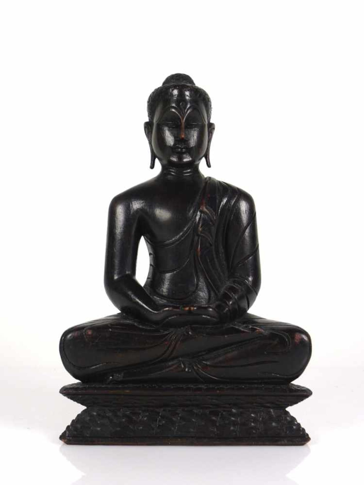 Buddha Holz (dunkel) geschnitzt; auf Sockel sitzend; in der Meditationshaltung; H: 24 cm
