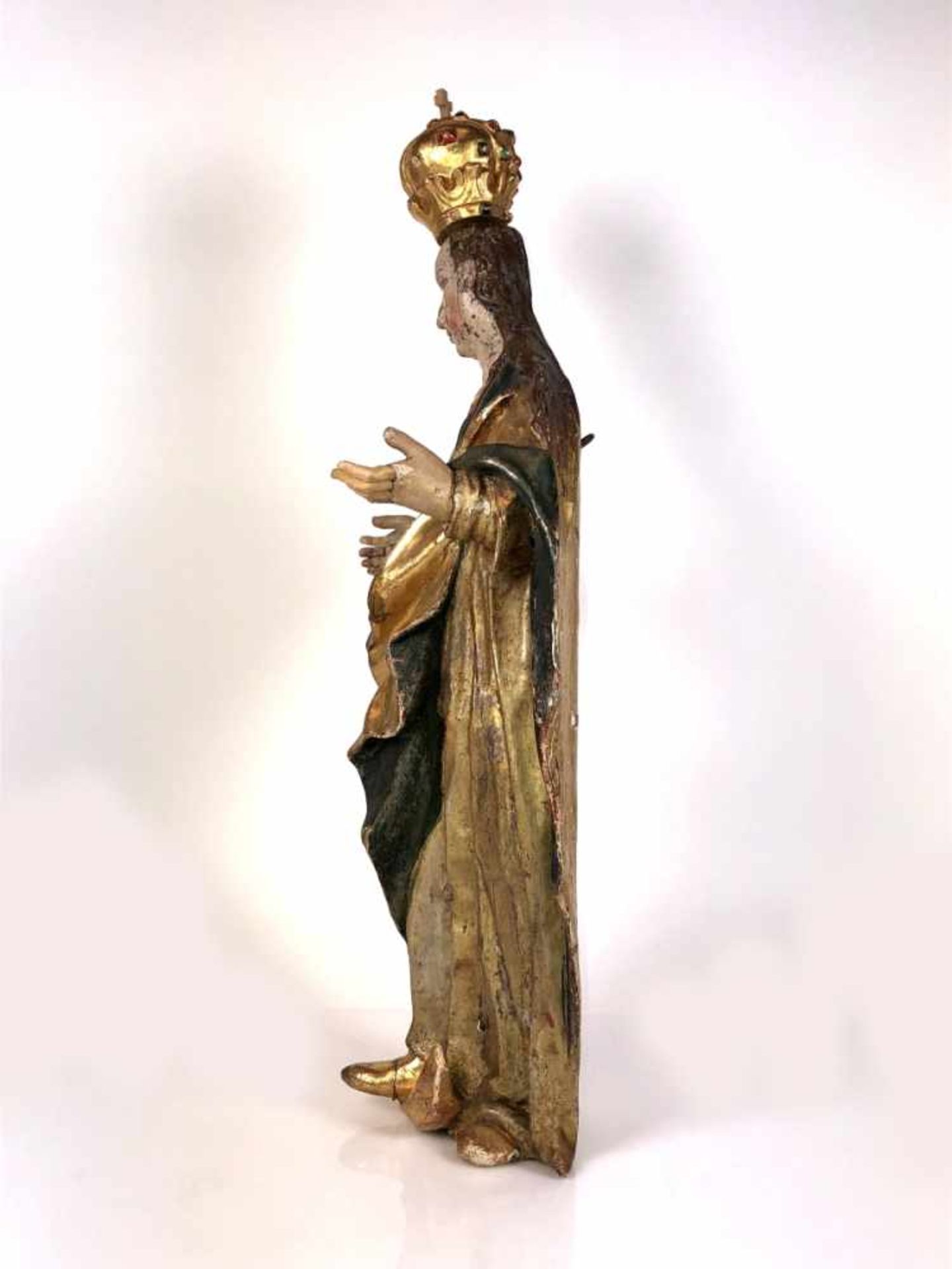 Madonna (18.Jh.) auf Mondsichel stehend; bekrönt; Holz vollrund geschnitzt; farbig gefasst und - Bild 3 aus 4