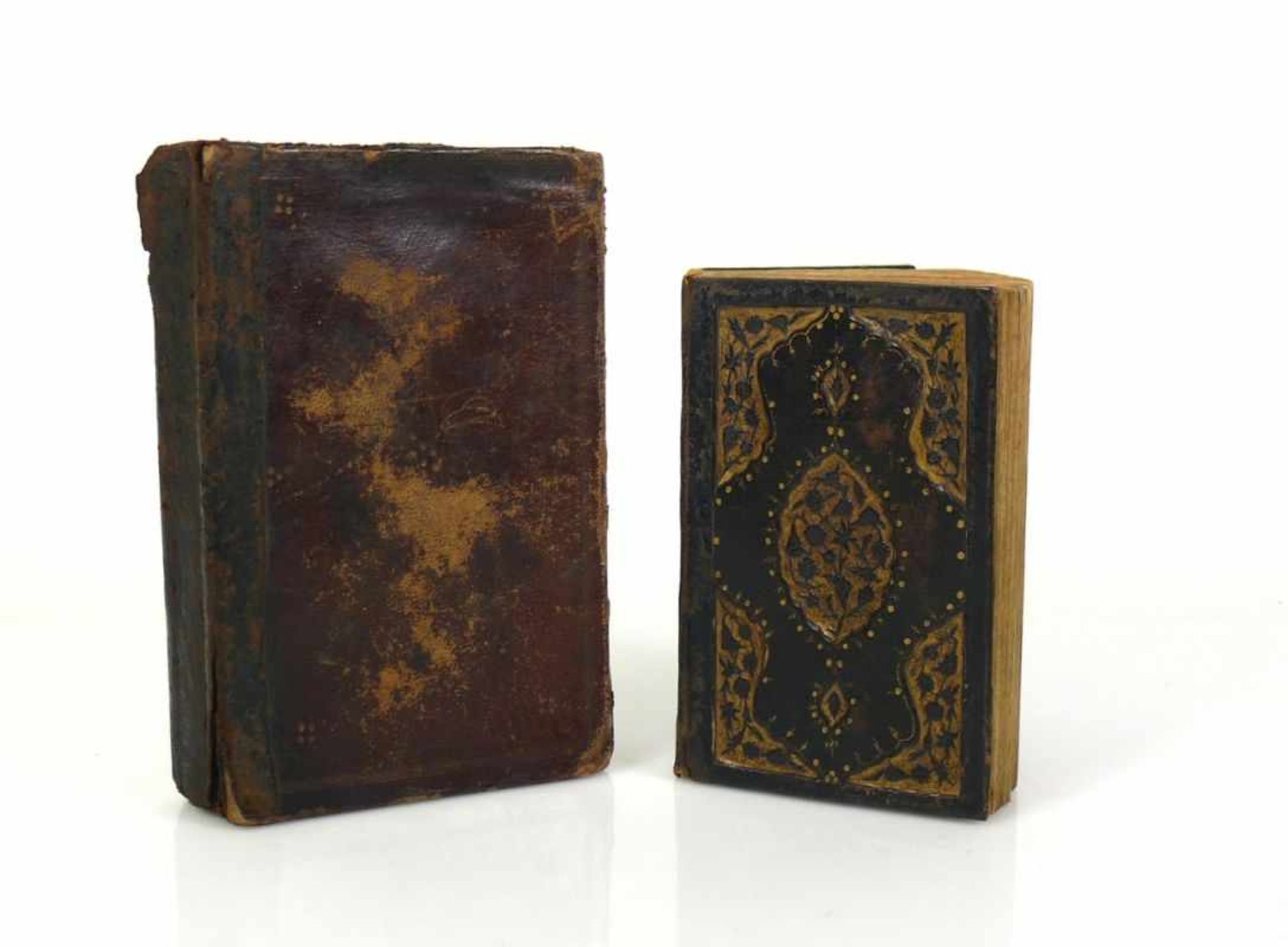 Koran 2 div. handgeschriebene und verzierte Koran-Bücher; 1x in geprägtem, floral gestaltetem