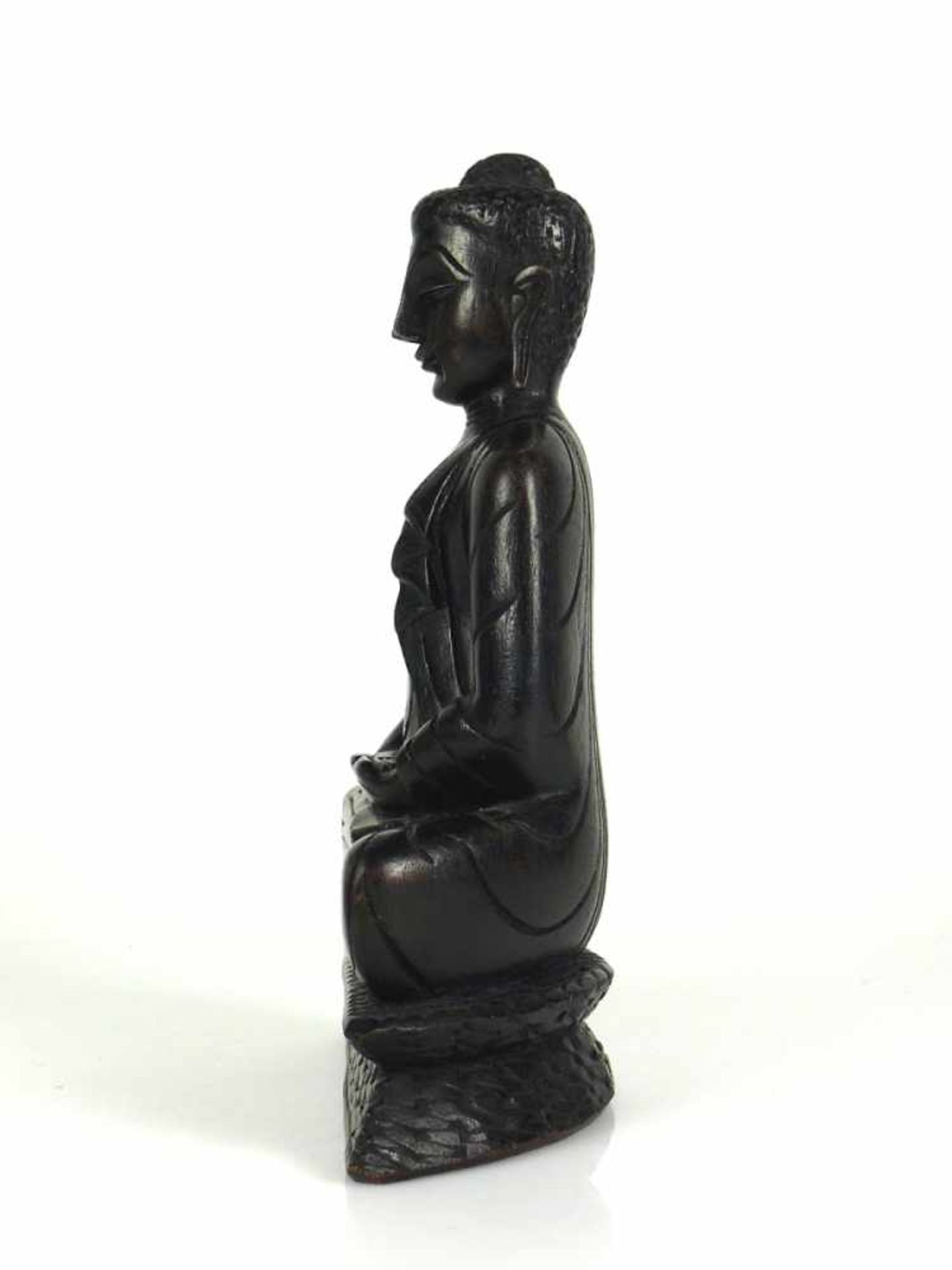 Buddha Holz (dunkel) geschnitzt; auf Sockel sitzend; in der Meditationshaltung; H: 24 cm - Bild 5 aus 6