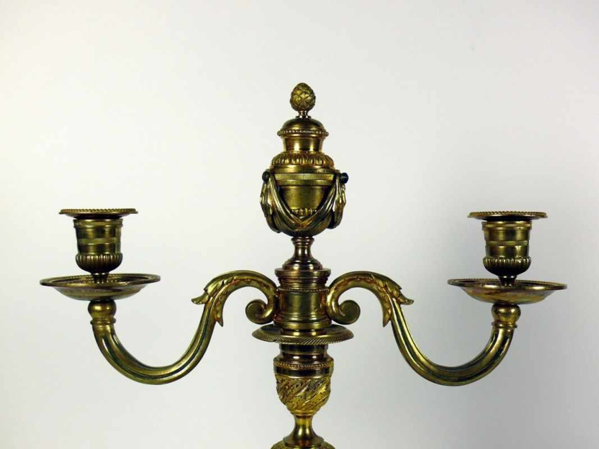 Paar Louis XVI-Kerzenleuchter (Frankreich, 2.H.18.Jh.) Bronze mit originaler Feuervergoldung; - Bild 2 aus 4