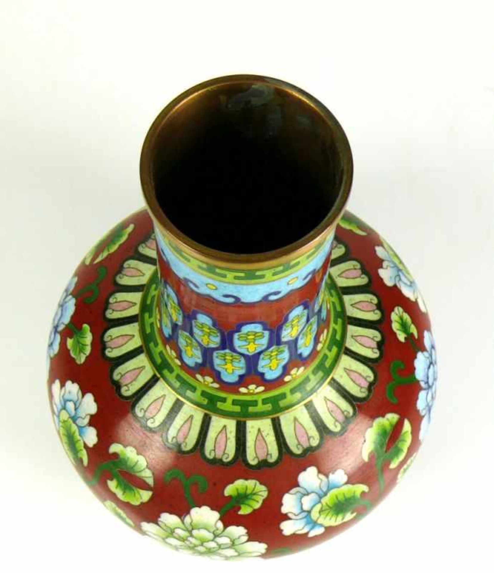 Cloisonné-Vase auf rotem Grund farbiger Blütendekor; Messingränder; H: 20 cm; D: 5 cm - Image 2 of 3