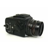 HASSELBLAD-Kamera Modell 500C/M; Carl Zeiss Objektiv Planar 2,8/80, 7169937; Funktion nicht geprüft;