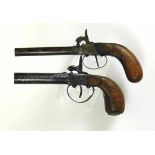2 div. Perkussions-Pistolen (um 1800) jeweils Holzschaft; Federn intakt; 1x fehlt Zündzapfen; L: