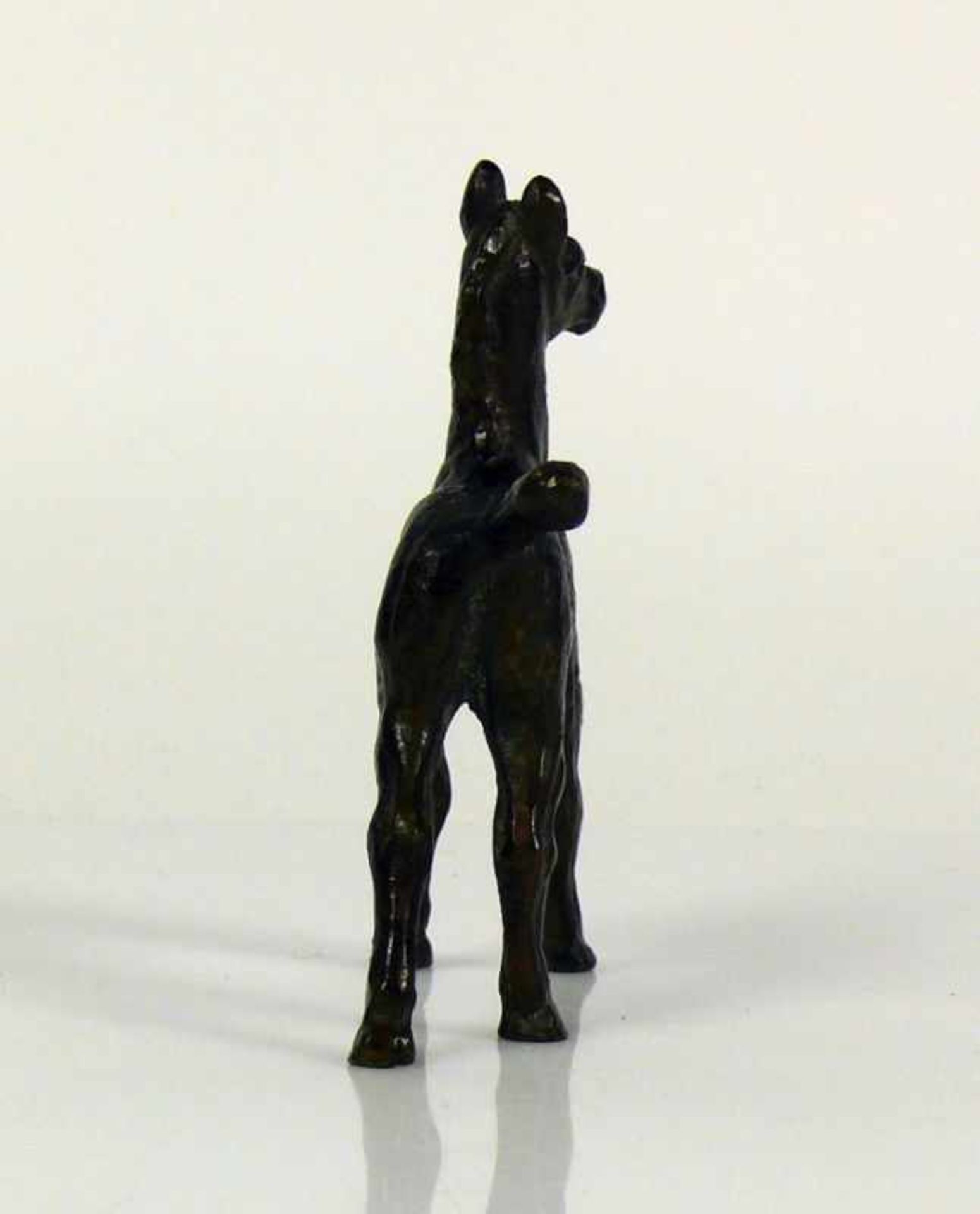 Fohlen (20.Jh.) Bronze, dunkel patiniert; H: 11,5 cm - Bild 4 aus 4