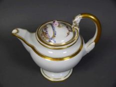 Teekanne (Meissen, um 1820) mit Schwanenhenkel; dieser sowie Ränder verg.; gewölbter Deckel mit