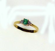 Damenring 18ct Gg; besetzt mit Smaragd und seitlich sehr kleinen Brillanten; Ringgr. 52,5; 2g