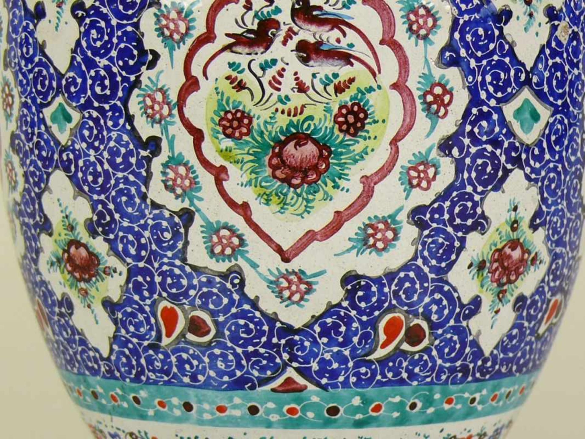 Cloisonné-Vase (19.Jh.) gebauchter Korpus mit eingezogenem Stand und Hals; auf blauem Grund Reserven - Image 2 of 3