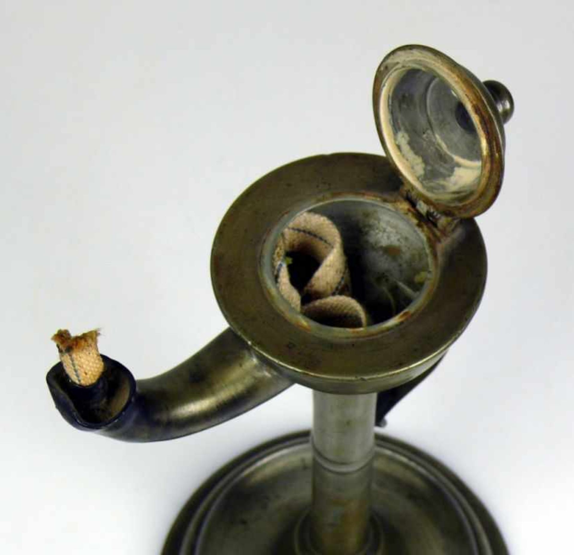 Petroleumlampe (19.Jh.) Zinn; auf Tellerfuß mit hohem Schaft und Fingerhenkel; Bodenunterseite mit - Bild 4 aus 4