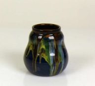Konstanzer Keramik (um 1900) Vase; auf dunkelblauem Grund mehrfarbige Verlaufsglasur;