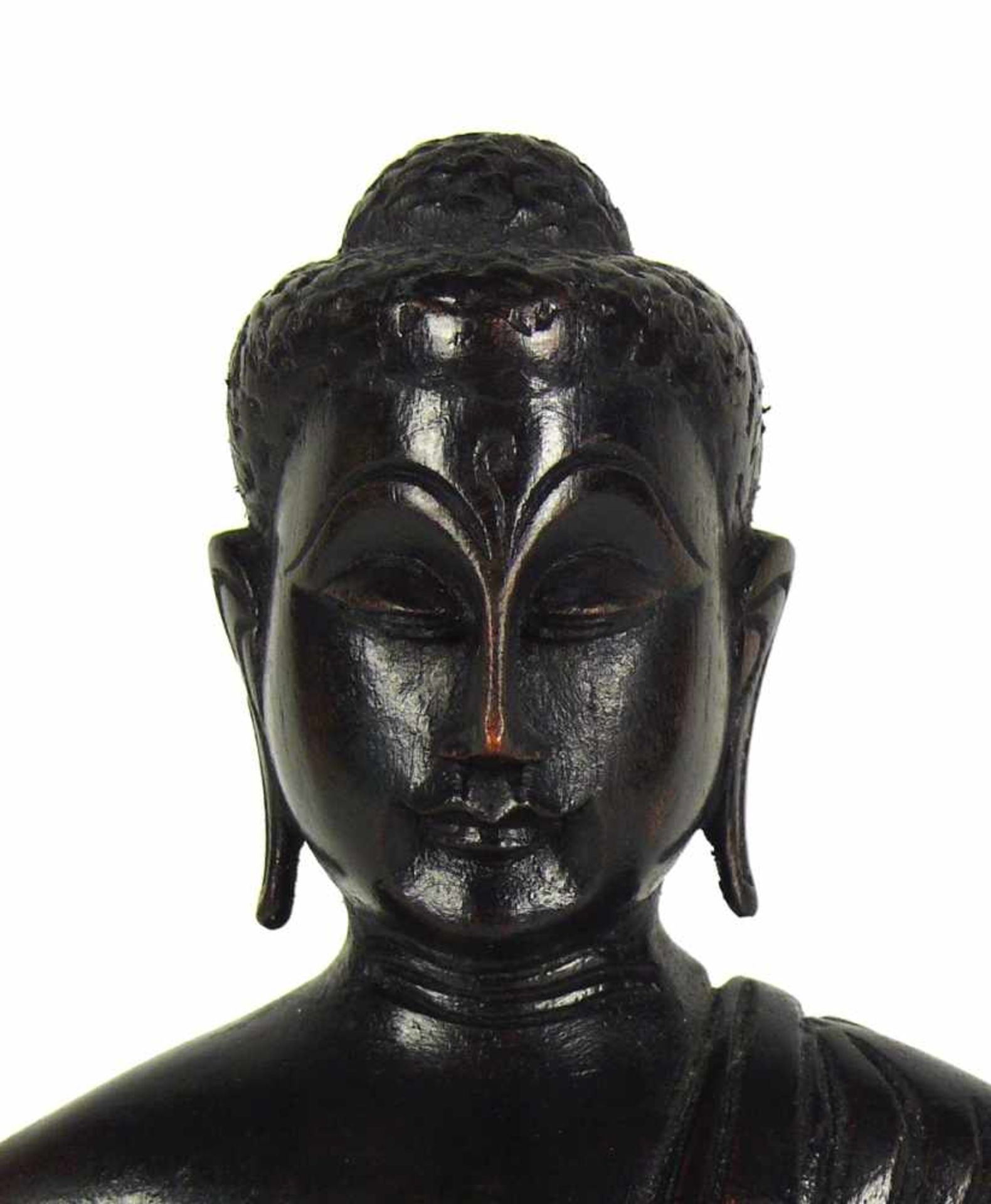 Buddha Holz (dunkel) geschnitzt; auf Sockel sitzend; in der Meditationshaltung; H: 24 cm - Bild 3 aus 6
