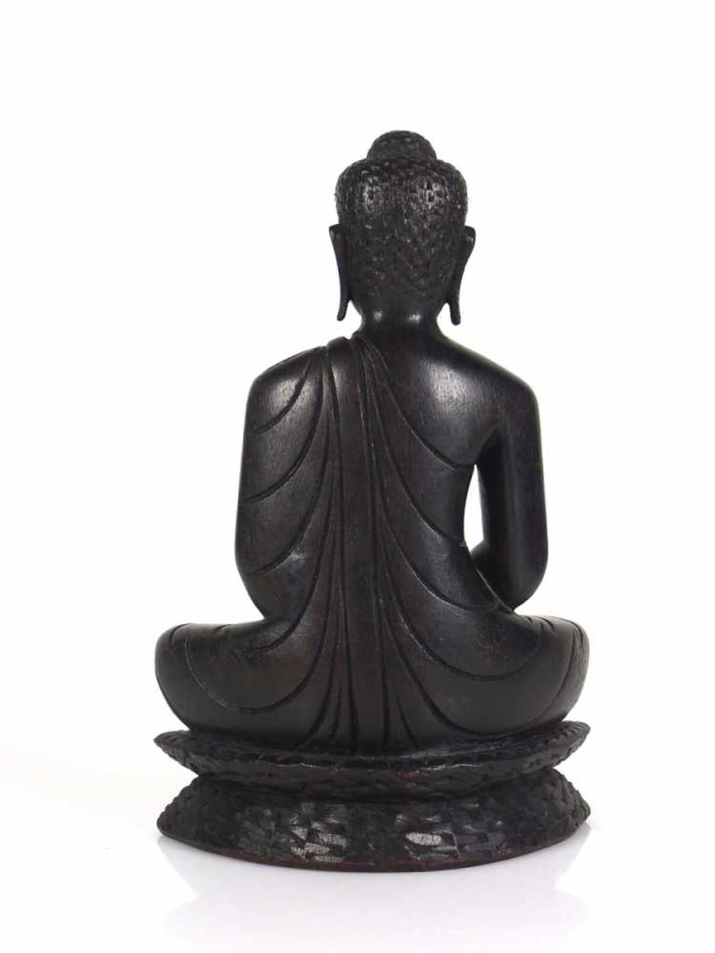 Buddha Holz (dunkel) geschnitzt; auf Sockel sitzend; in der Meditationshaltung; H: 24 cm - Bild 6 aus 6