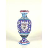 Cloisonné-Vase (19.Jh.) gebauchter Korpus mit eingezogenem Stand und Hals; auf blauem Grund Reserven